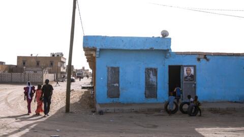 Des personnes marchent dans une rue à Nouakchott, en Mauritanie, le mercredi 26 juin 2024. (Image d'illustration)